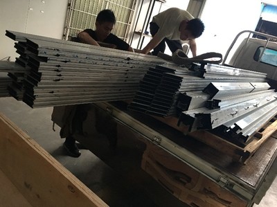 不锈钢制品的多功能应用 圆形包边柱、踢脚线与排水档条